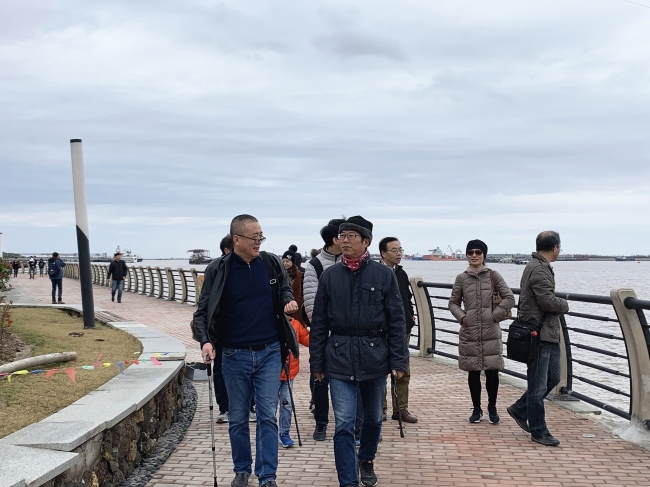 教师们江边散步 